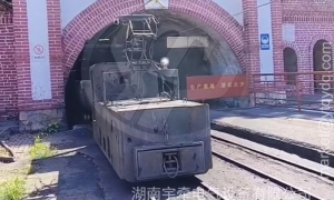 架線式電機車進入信號燈顯示區(qū)應(yīng)怎么操作？